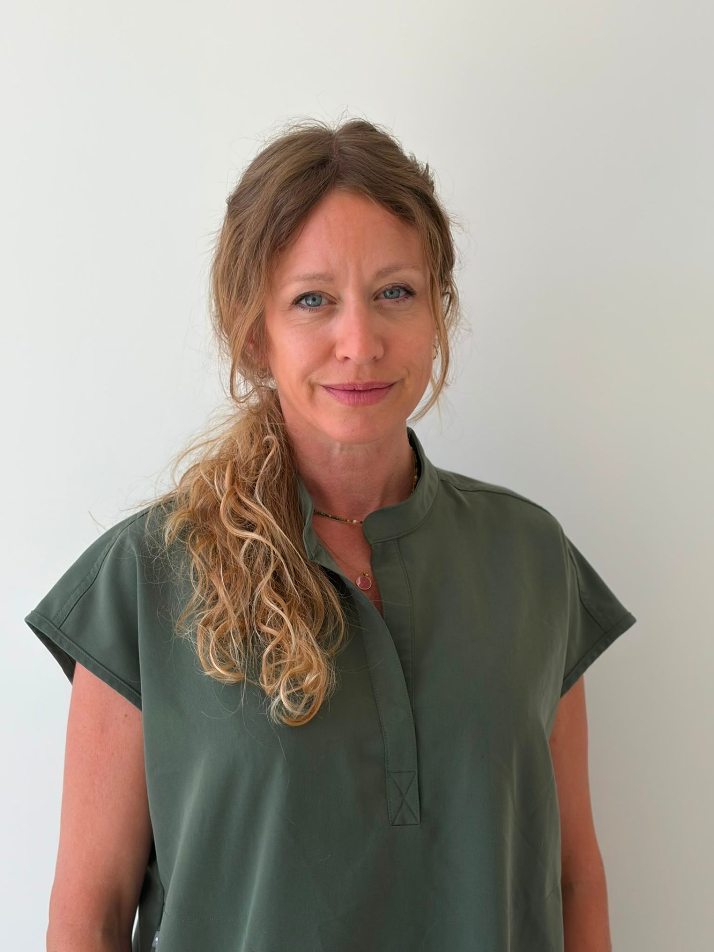Dr Aviva Caen